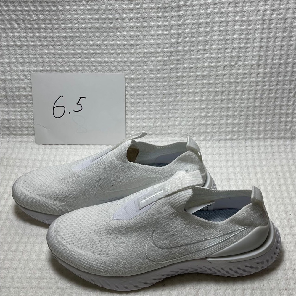 NWOT Nike woman shoe size 6.5
